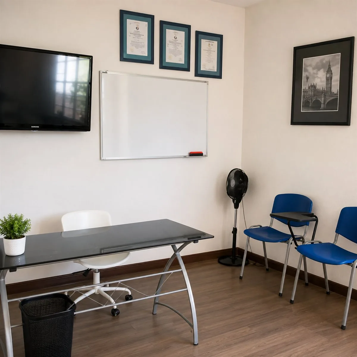 Sala de clases de Lormax con las certificaciones del instituto